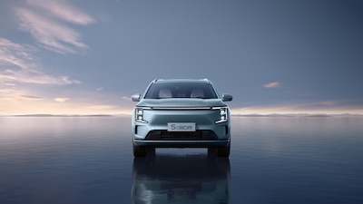 SOUEAST S08 i-DM color verde vista frontal estática con firma luminosa LED horizontal y parrilla cerrada propia de su naturaleza electrificada SUV mediano híbrido enchufable