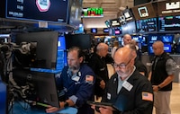 Wall Street acumula pérdidas semanales y Nasdaq pierde 2%; BMV avanza 2%