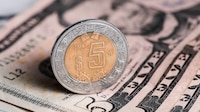Peso cierra ‘casi’ en las 18 unidades ante el dólar: Así quedó HOY
