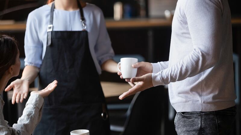 ¿Qué hacer si eres víctima de racismo o discriminación en un restaurante? Esto dice Profeco