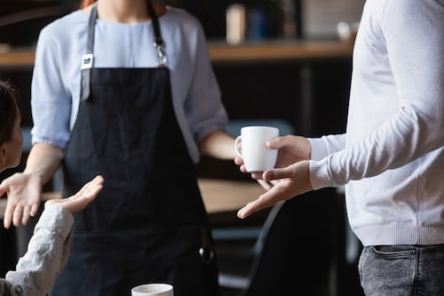 ¿Qué hacer si eres víctima de racismo o discriminación en un restaurante? Esto dice Profeco