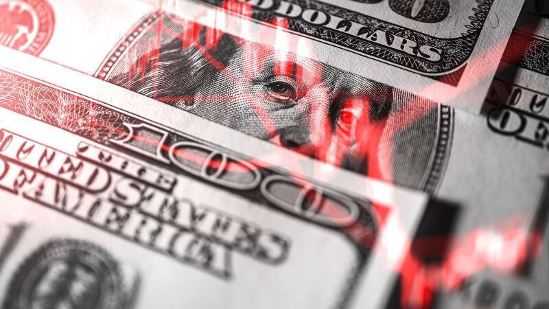 ¿Qué hay detrás de la impresionante devaluación del dólar? Estas son 3 razones