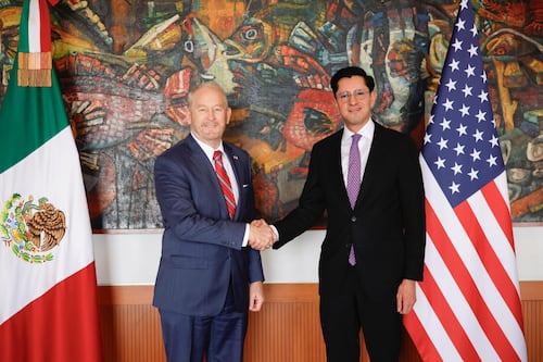 Roberto Velasco ‘se estrena’ como canciller: Se reúne con embajador Johnson; acuerdan fortalecer vínculos