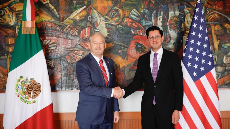 Roberto Velasco ‘se estrena’ como canciller: Se reúne con embajador Johnson; acuerdan fortalecer vínculos