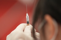 Informe del gobierno de Trump dice que vacuna de COVID-19 mató a niños; acciones de farmacéuticas caen