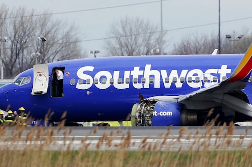 Aterrizaje de emergencia en Filadelfia por estallido de un motor; hay un muerto