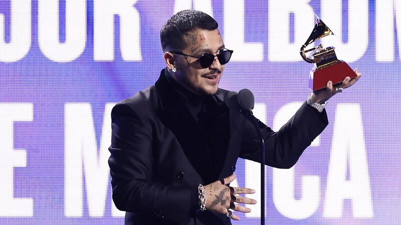 Christian Nodal dedica premio Latin Grammy a Cazzu: ‘Gracias por reiniciarme la vida’