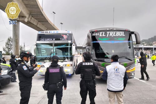 Policías aseguran artefactos explosivos caseros en autobuses donde viajaban normalistas de Ayotzinapa