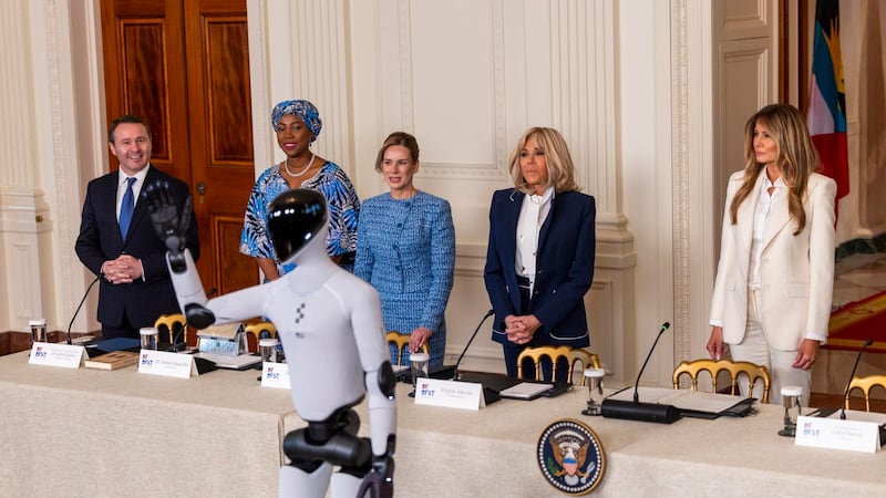 (VIDEO) Melania Trump acapara miradas: Aparece con robot humanoide en la Casa Blanca
