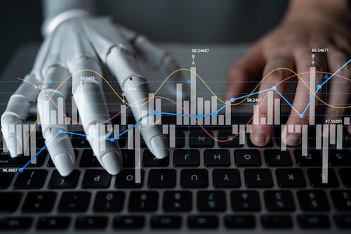 Nobel de Economía advierte que la IA ‘robará’ empleos bien remunerados: ‘Desaparecerá la clase media’