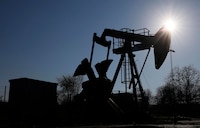 Precios del petróleo ‘saltan’ 5 por ciento tras ataques de EU contra Irán