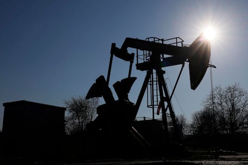 Precios del petróleo ‘saltan’ 5 por ciento tras ataques de EU contra Irán