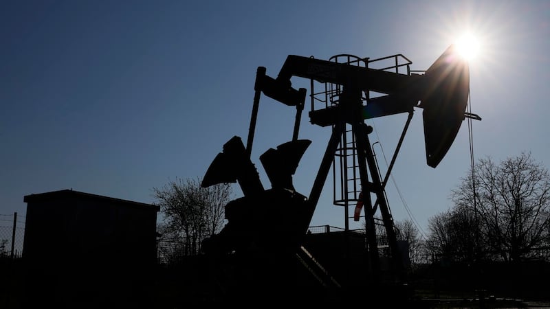 Precios del petróleo ‘saltan’ 5 por ciento tras ataques de EU contra Irán