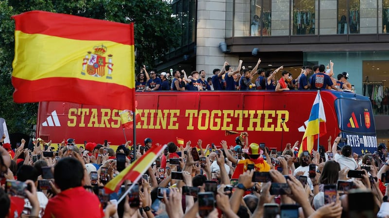 Fotos y videos: ‘Furia Roja’ y fiestera celebra el título de España contra Argentina