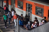 ¡Otra más del Metro! Se desprende plafón de puente peatonal en Línea 2: no hay lesionados