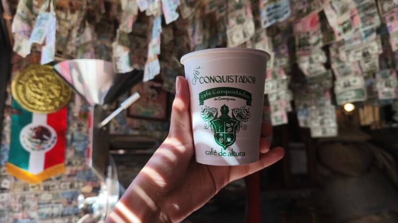 La historia de café El Conquistador y sus historias de amor en billetes: ‘Por una vida de aventuras’