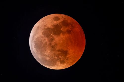 Eclipse total de Luna en México HOY: Esta es la hora exacta en la que se verá entre rojo y naranja