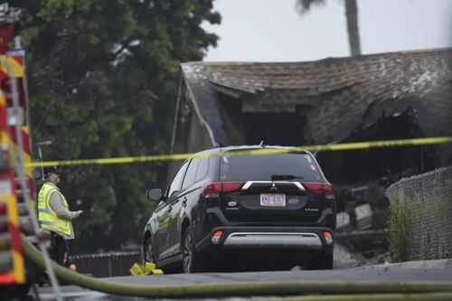 ‘Hay combustible por todas partes’: Avioneta se estrella en vecindario de San Diego; se incendian 15 casas
