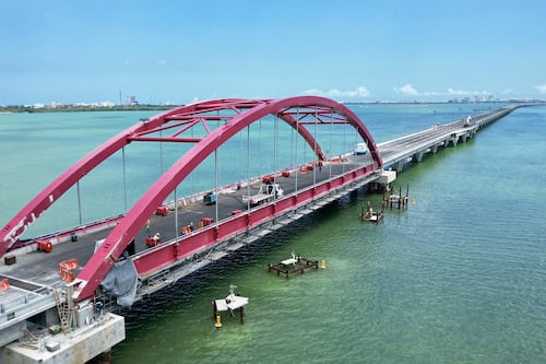 Guerra de Trump con Irán encarece carreteras de Sheinbaum: Precio del asfalto sube 12%