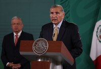 Tururú: Adán Augusto López huye al Metro para evadir preguntas sobre uso de aeronave