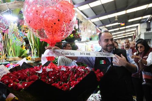 Mexicanos ‘enamoradizos’ compran regalos por San Valentín pese a inflación