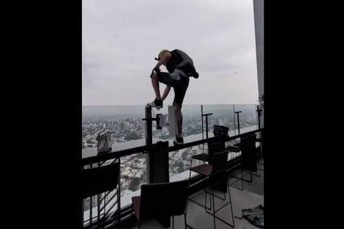 ‘Señor, bájese’: Hombre se lanza en paracaídas... desde el piso 41 del Hotel Riu; es clausurado (Video)