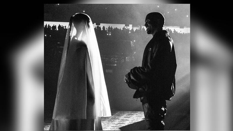 Kanye West y su recuerdo por Kim Kardashian ‘incendian’ las redes tras show por Donda