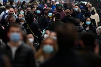 El plan de ‘vivir con el COVID′ de Inglaterra: positivos ya no estarán obligados a aislarse