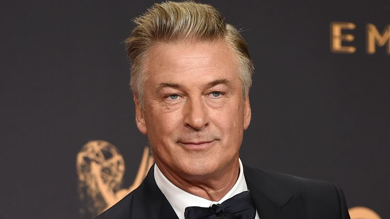 Alec Baldwin llega a acuerdo con familia de Halyna Hutchins; Retomarán filmación de ‘Rust’