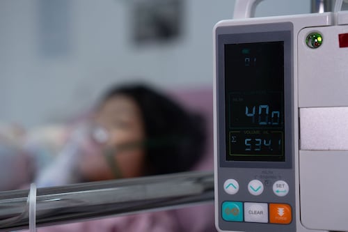 Indignación en EU: Bebé de dos meses enferma de bronquitis en centro de detención de migrantes en Texas