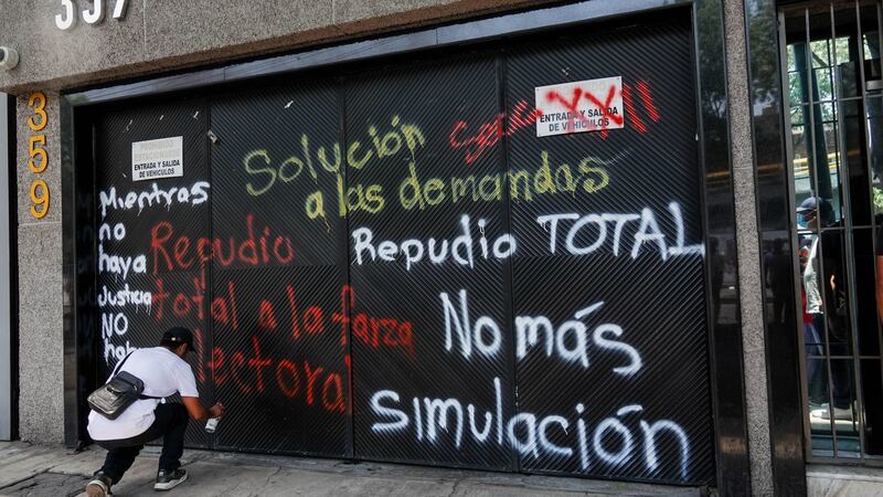 Maestros de la CNTE protestan en la sede de Morena: Esto es lo que piden