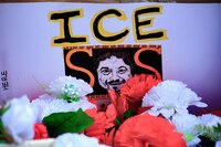 ‘Cachetada blanca a Trump’: Congresistas y activistas critican compra de guantes eléctricos para el ICE