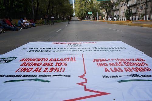 Trabajadores bloquean sede nacional del IMSS en CDMX: Amenazan con plantón si no hay aumento salarial