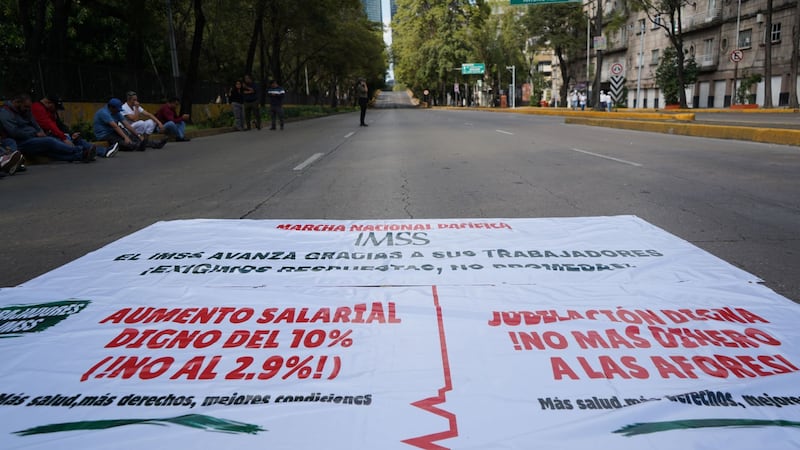 Trabajadores bloquean sede nacional del IMSS en CDMX: Amenazan con plantón si no hay aumento salarial