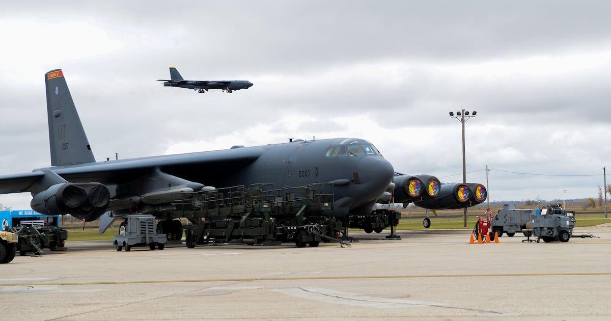 Cómo es el bombardero B-52? Así se ve la aeronave de batalla de EU que se estrelló en California