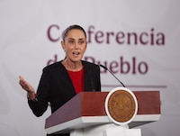 Orden de Trump a bancos de EU no pone en riesgo a remesas de paisanos, afirma Sheinbaum
