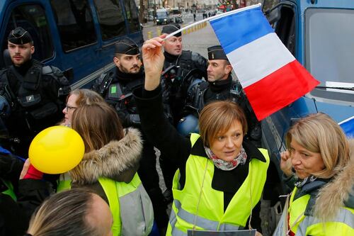 Macron ofrece recortar impuestos a franceses y otras medidas para calmar a 'chalecos amarillos'