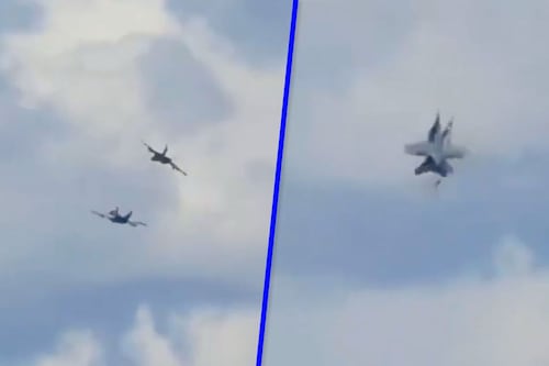 VIDEOS: El choque entre dos aviones durante un show aéreo en EU