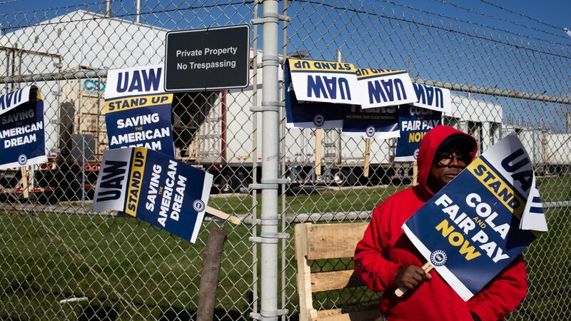 Sindicato ‘recrudece’ huelga: Cierran 38 plantas más de GM y Stellantis; perdona a Ford