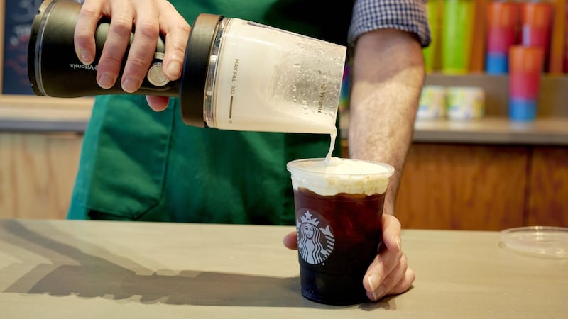¿40 minutos de espera por un café? A Starbucks ‘se le corta la leche’ por falta de personal