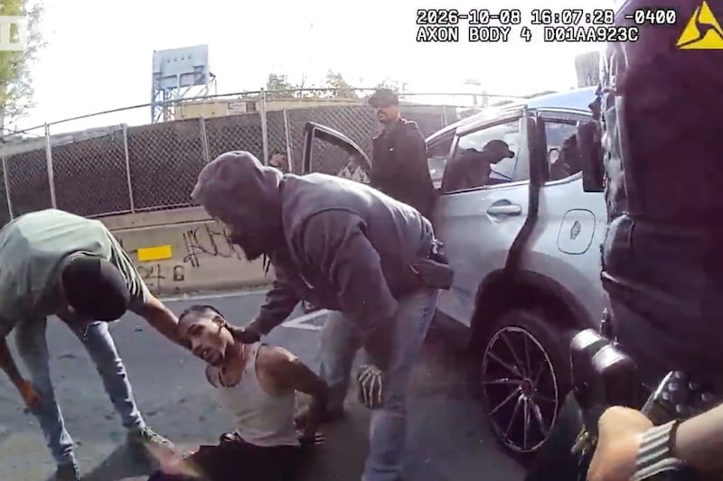 ICE baleó a hombre frente a su hijo de 5 años en Nueva York: Policía revela videos del operativo