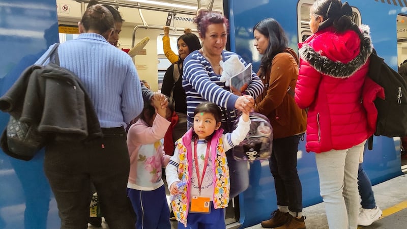 ‘El tren no se mueve’: Usuarios de la Línea 7 del Metro CDMX esperan hasta 15 minutos