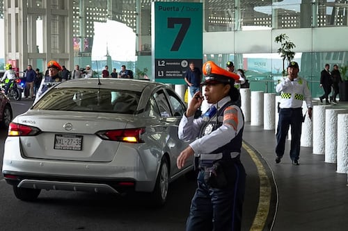 AICM ‘cancela’ estacionamiento para recoger a pasajeros de Uber y Didi: ‘Taxistas no estaban de acuerdo’