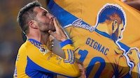 Cánticos y un MEGA MOSAICO: Fans de Tigres le rinden homenaje a Gignac en su posible ADIÓS