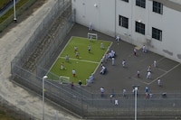 ¿Cómo las deportaciones de Trump ayudaron a un empresario a ‘amasar’ una fortuna de 304 mdd?