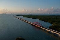 Sheinbaum inaugura el Puente Vehicular Nichupté en Cancún, el segundo más largo de América Latina
