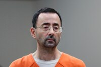 Larry Nassar, condenado en EU por abuso sexual de gimnastas, es apuñalado en prisión