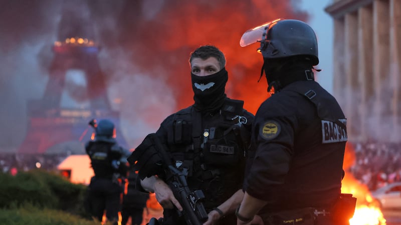 (VIDEOS) Victoria del PSG en la Champions desata caos en Francia; van 400 detenidos y 7 policías heridos