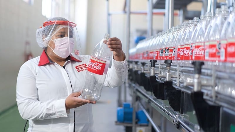 Menores ventas y mayores costos pegan a utilidad neta de Coca Cola Femsa