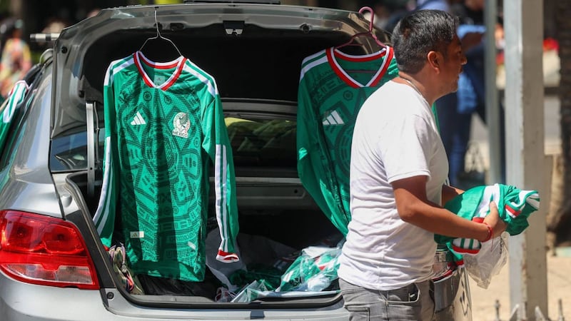 Se acabó el ‘llévele, llévele’: ‘Merch’ pirata sobrevive en Estadio CDMX a escondidas